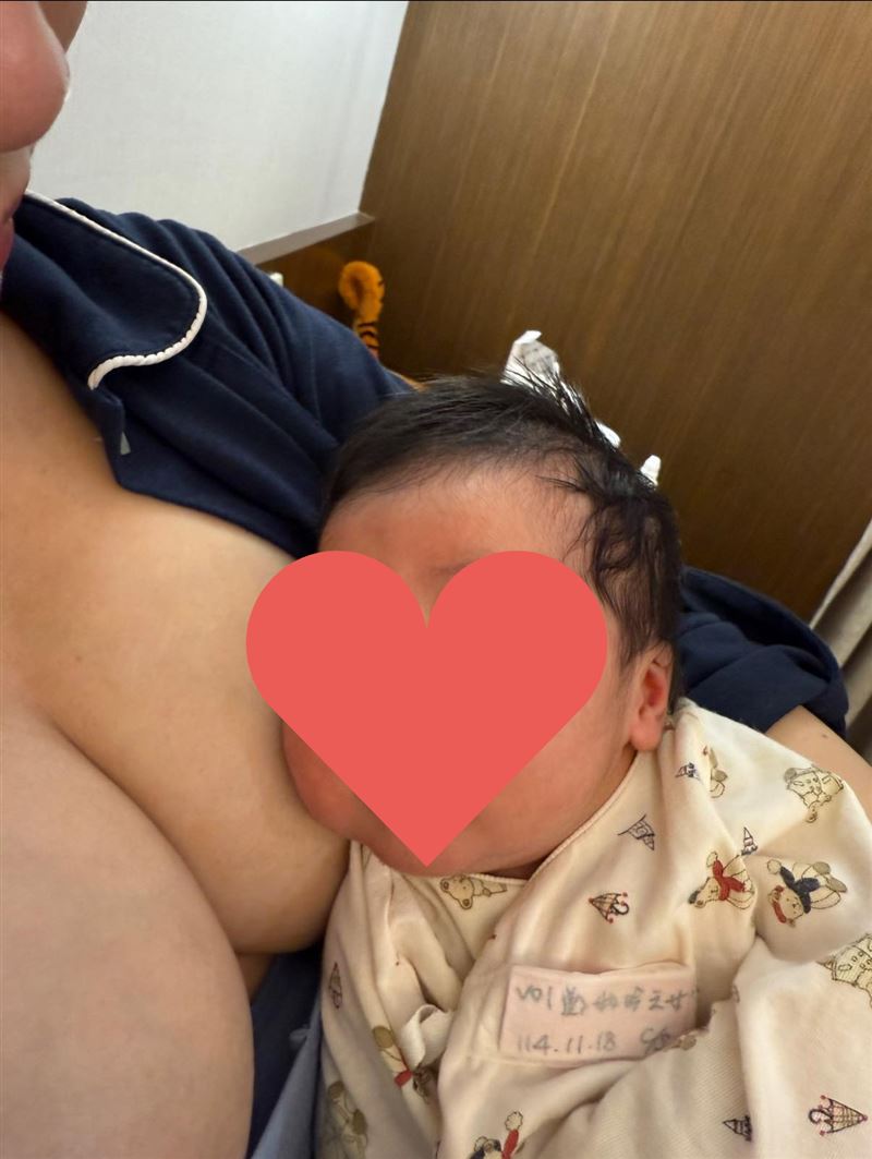 玉兔哺乳照讓網友全都歪樓。(圖/翻攝自玉兔臉書)