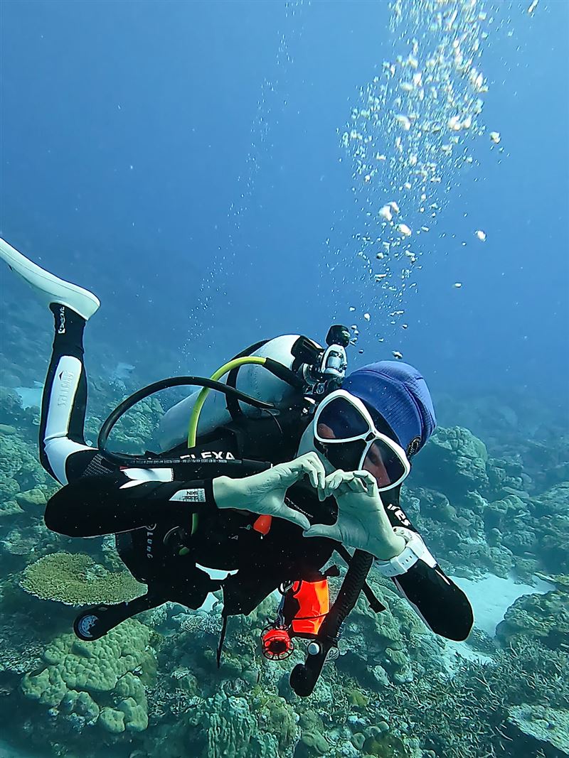 潘慧如潛水看鯊魚。(圖/經紀人提供)