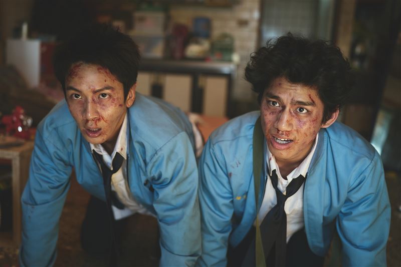 柯震東在九把刀新作《功夫》飾演萬年高中生,與朱軒洋(右)在暗巷被小混混痛毆。(圖/麻吉砥加 提供)