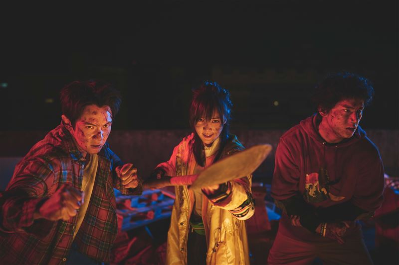 柯震東(左起)、王淨、朱軒洋在《功夫》中拜戴立忍為師,在城市裡行俠仗義。(圖/麻吉砥加 提供)