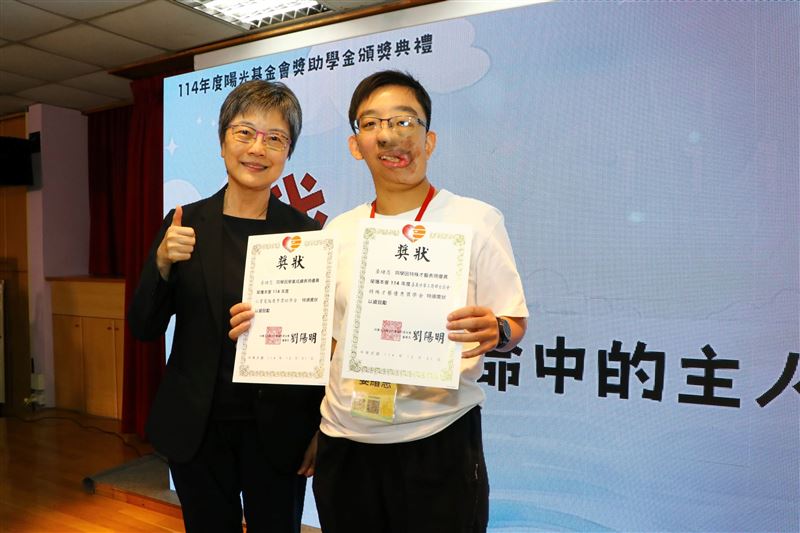 晏緒恩鼓勵顏損童「不要讓別人的話定義自己」。(圖/陽光基金會提供)