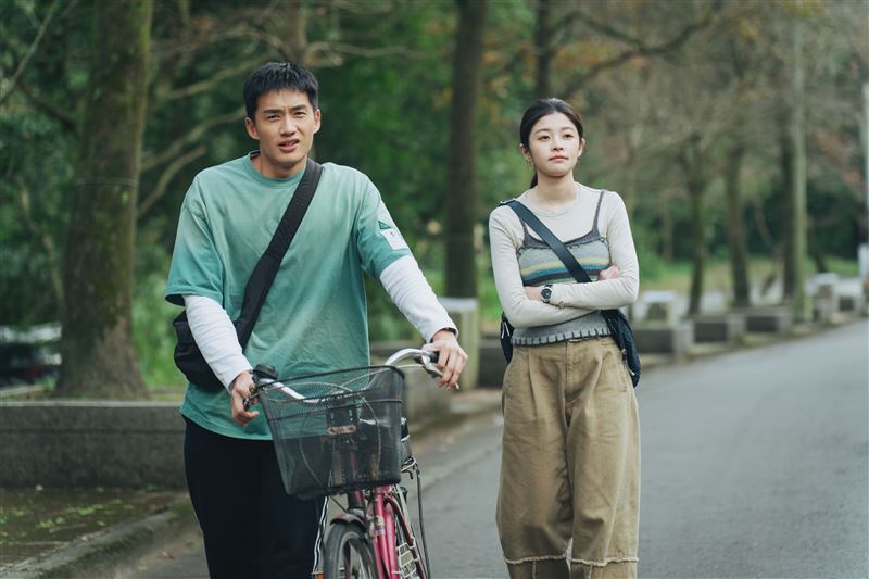 詹子萱(右)第一次挑戰喜劇演出,與陳澤耀(左)有精彩對手戲。 (圖/愛奇藝國際版、壹壹影業提供)