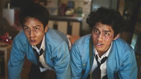 柯震東在九把刀新作《功夫》飾演萬年高中生，與朱軒洋(右)在暗巷被小混混痛毆。（圖／麻吉砥加 提供） 