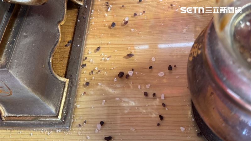 神桌上遭人潑撒鹽巴、不明黑色晶體。(圖/翻攝畫面)