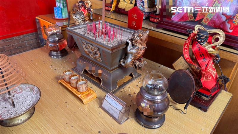 屏東縣佳冬鄉一處私人宮廟,遭人潑撒鹽巴、不明黑色晶體。(圖/翻攝畫面)