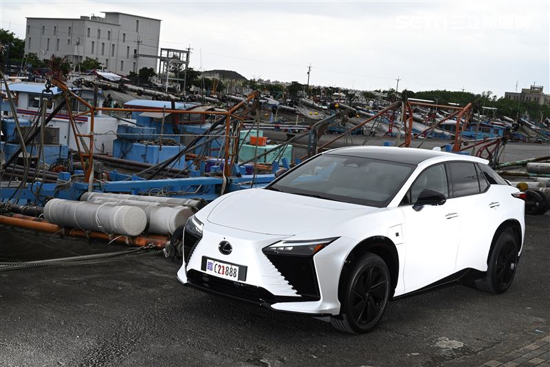 Lexus RZ 550e F SPORT電動休旅車。(記者鍾釗榛攝影)
