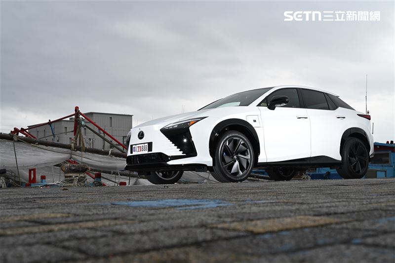Lexus RZ 550e F SPORT電動休旅車。(記者鍾釗榛攝影)