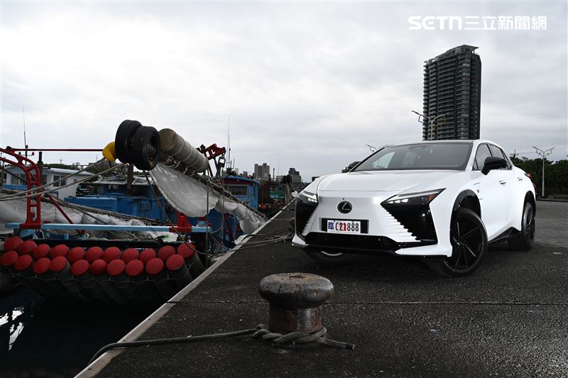Lexus RZ 550e F SPORT電動休旅車。(記者鍾釗榛攝影)