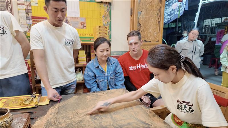 （圖／主持人向帝君提問。）