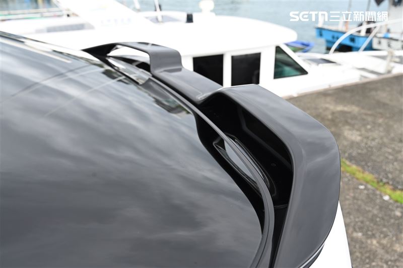 跑格十足的後尾翼。(記者鍾釗榛攝影)