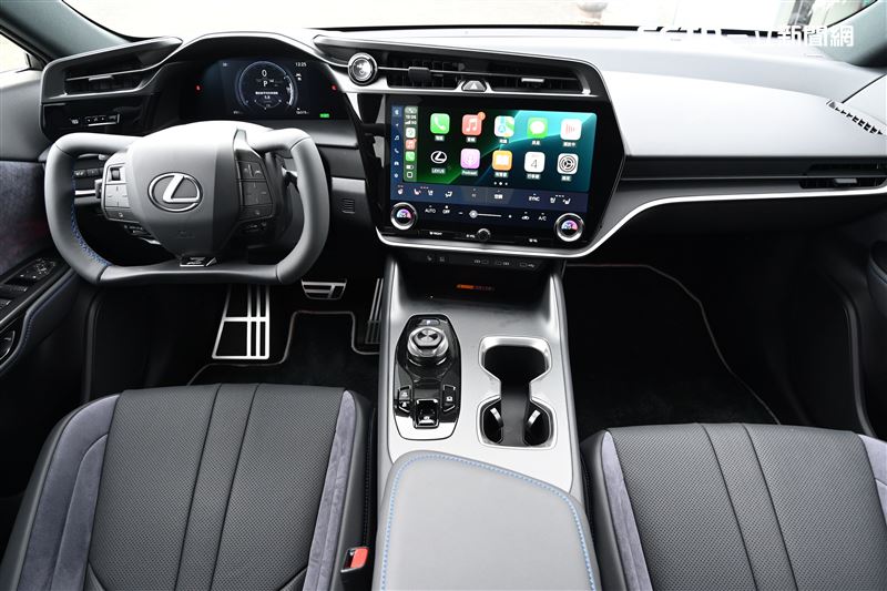 駕駛導向的座艙設計,猶如飛機座艙。(記者鍾釗榛攝影)