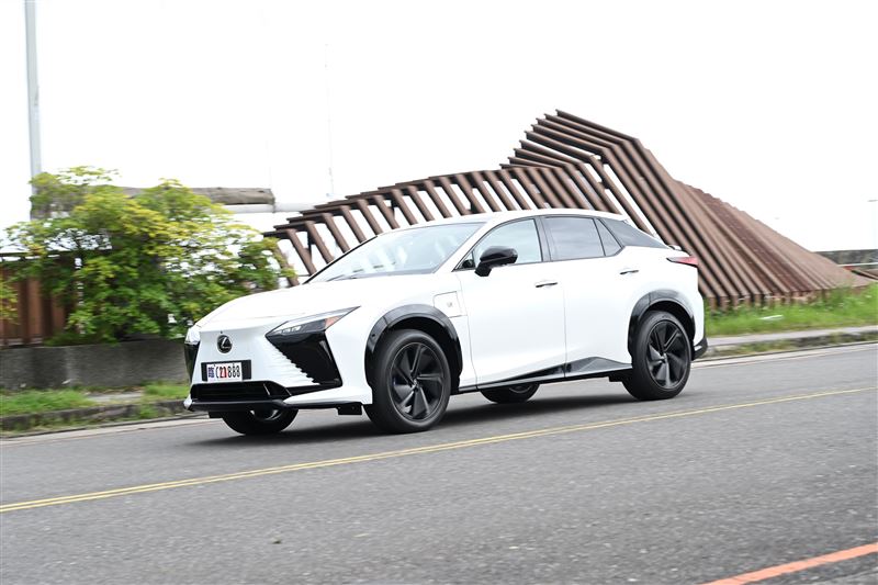 Lexus RZ 550e F SPORT動力輸出非常直接。(記者鍾釗榛攝影)