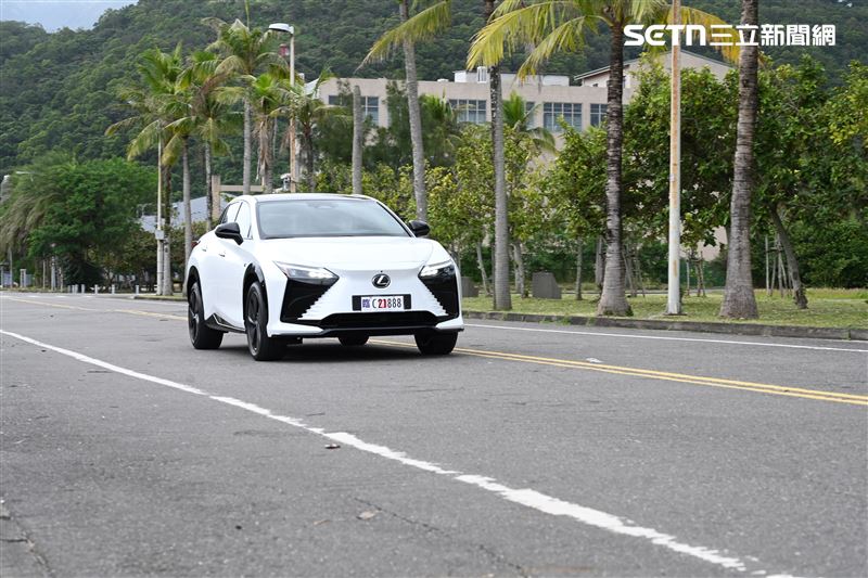 模擬升降檔,搭配ASC聲浪系統,讓開車多了駕馭的互動感。(記者鍾釗榛攝影)