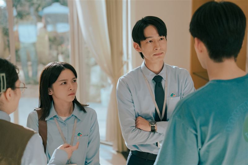 黃河（右）和陳姸霏（左）在《人生只租不賣》服務房東和房客。(圖／公視台語台提供)