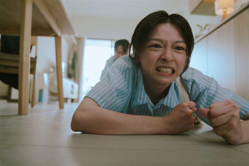 陳姸霏為了獲得另一半房產繼承權，加入星河房管事務所做牛做馬。(圖／公視台語台提供)