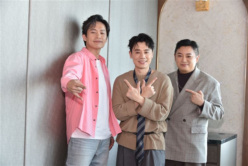 黃鐙輝(左起)出席邱志宇〈曇花〉見面會。右為左光平。(圖/邱志宇提供)