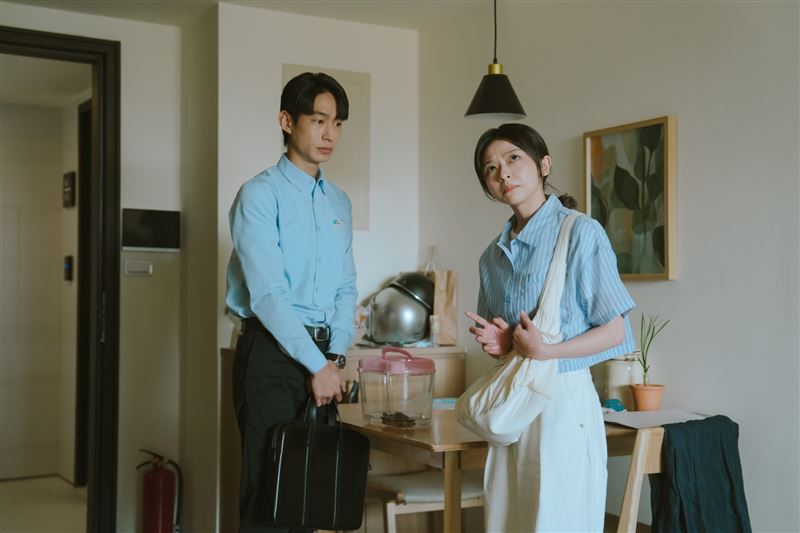 黃河（左）和陳姸霏（右）接觸包租代管產業，陳姸霏笑說想獲得他們的看房技能。(圖／公視台語台提供)