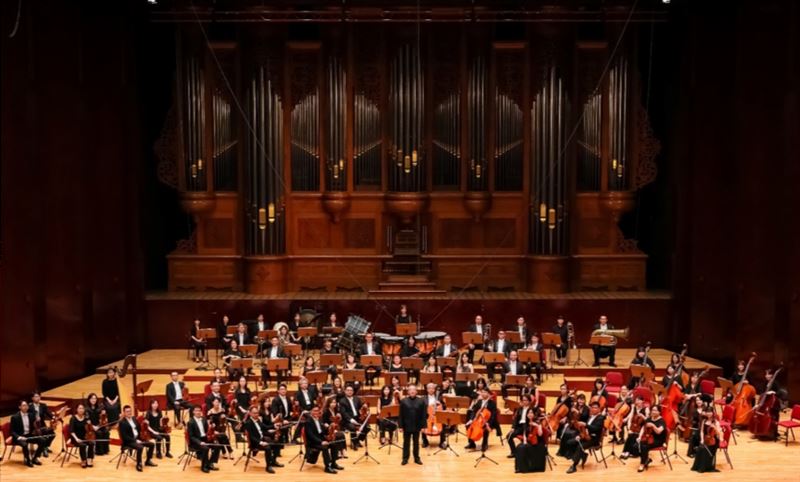 喬許葛洛班 Josh Groban邀請台北愛樂管弦樂團同台表演。(圖/TIMELESS ASIA 提供)