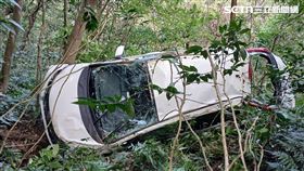 新北,瑞芳,山谷,翻覆,台106縣道,自小客車。（圖／翻攝畫面）