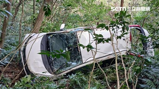 新北瑞芳驚悚車禍！汽車墜山谷、駕駛送醫