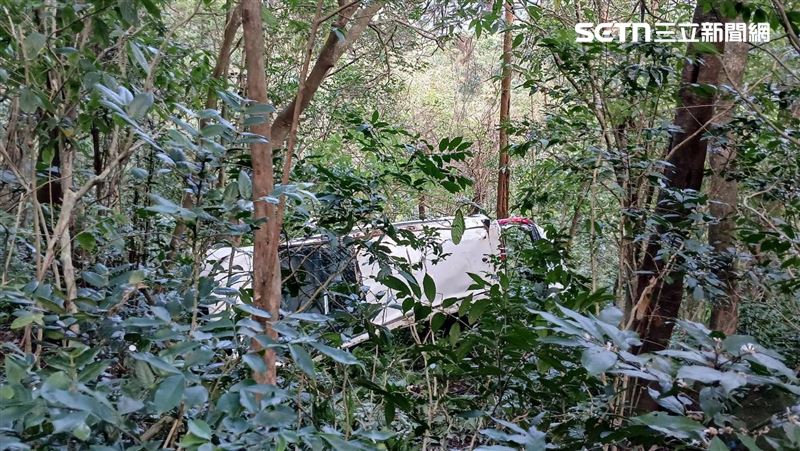許女駕駛白色自小客車,疑似操作不慎翻落山谷。(圖/翻攝畫面)