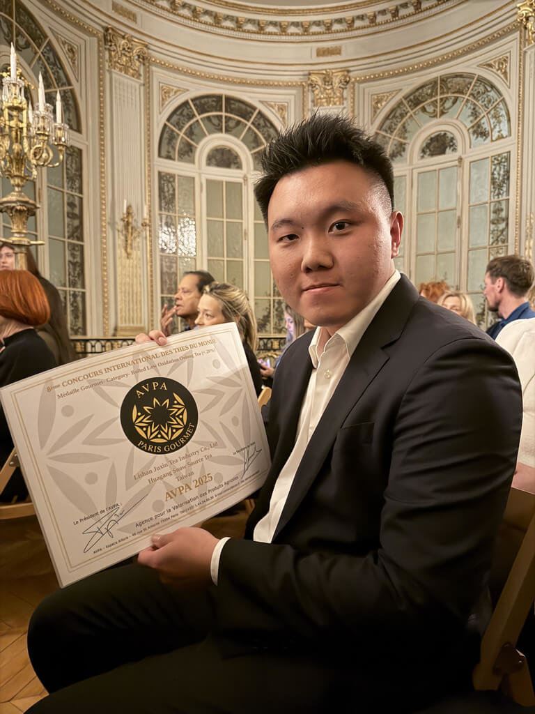 聚鑫製茶廠執行長謝忠霖日前帶著生產的「華崗雪源頭」茶葉，參加法國茶葉國際大賽，因烏龍茶的風味獨特，獲主辦單位頒發「特別獎」。（謝忠霖提供）