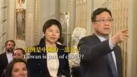 首頁 / 地方
台灣茶赴法國比賽獲獎　中國大使館叫囂遭噓聲[影]
2025/12/16 13:09（12/16 14:03 更新）
聚鑫製茶廠執行長謝忠霖日前帶著生產的「華崗雪源頭」茶葉，參加法國茶葉國際大賽，因烏龍茶的風味獨特，獲主辦單位頒發「特別獎」。（謝忠霖提供）