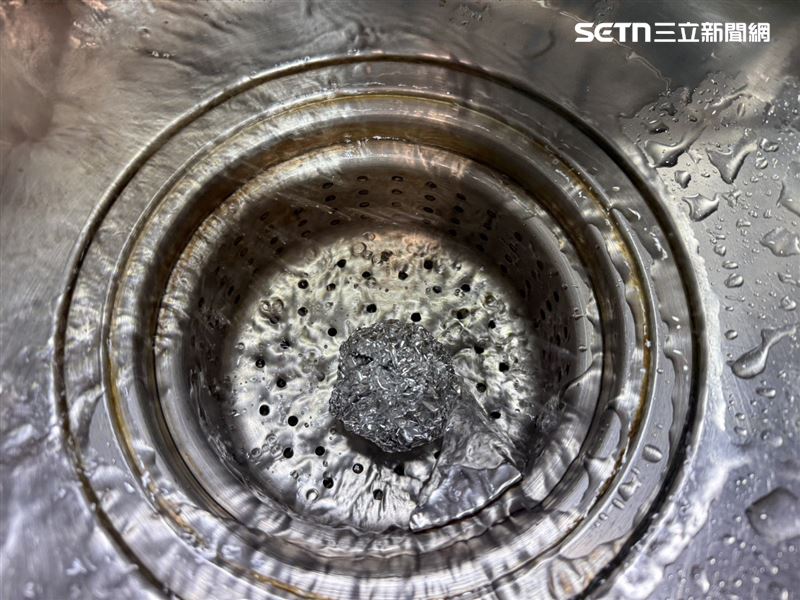 鋁箔紙揉成球狀，放在水槽瀝水籃或濾網中，隨著日常用水沖刷，水槽不易產生滑膩感與異味。（圖／記者李育道攝影）