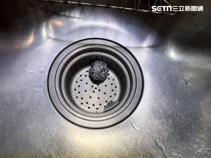 有網友分享一項環保又簡單的清潔妙招，指出只要將廢棄藥錠的鋁箔包裝丟入濾網中，就能達到抑菌效果。（圖／記者李育道攝影）