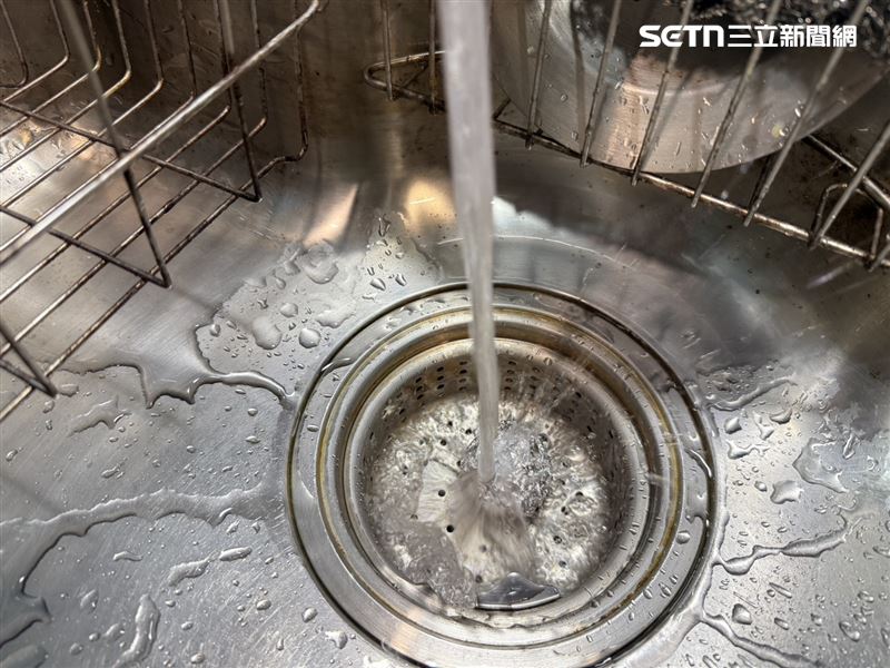 有民眾也提到，類似方式在日本相當常見，甚至有人會直接將一枚一圓硬幣丟入水槽中使用。（圖／記者李育道攝影）