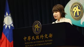 台灣人赴日「暗黑打工」詐騙案暴增10倍外交部16日舉行例行記者會，台灣日本關係協會副秘書長林郁慧（圖）於業務簡報指出，從今年初開始，駐日館處頻繁接獲日方通知，指台灣人在日本涉嫌詐欺案被捕，今年台灣人在日本涉及詐騙案件人數較去年暴增10倍，總計達50人。呼籲切勿貪圖一時報酬而觸法。中央社記者王騰毅攝  114年12月16日