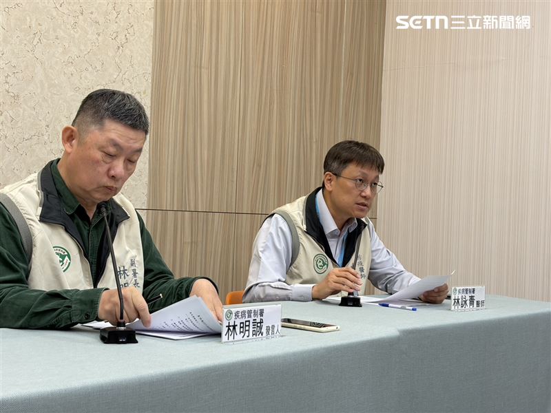 防疫醫師林詠青(右)說明流感特殊死亡與重症個案。(圖/記者簡浩正攝影)