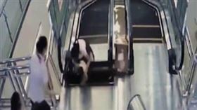 2015年中國一起電扶梯意外造成一位年輕媽媽慘死。（圖／翻攝自台灣事實查核中心）