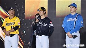 2026台日棒球國際交流賽記者會，福岡軟銀鷹球員柳町達（中）受訪。（圖／記者劉彥池攝影）