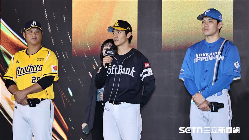 2026台日棒球國際交流賽記者會,福岡軟銀鷹球員柳町達(中)受訪。(圖/記者劉彥池攝影)