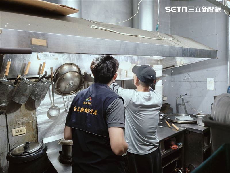 台中五花馬學士店爆發小強危機，食安處派員到場稽查。（圖／翻攝畫面）