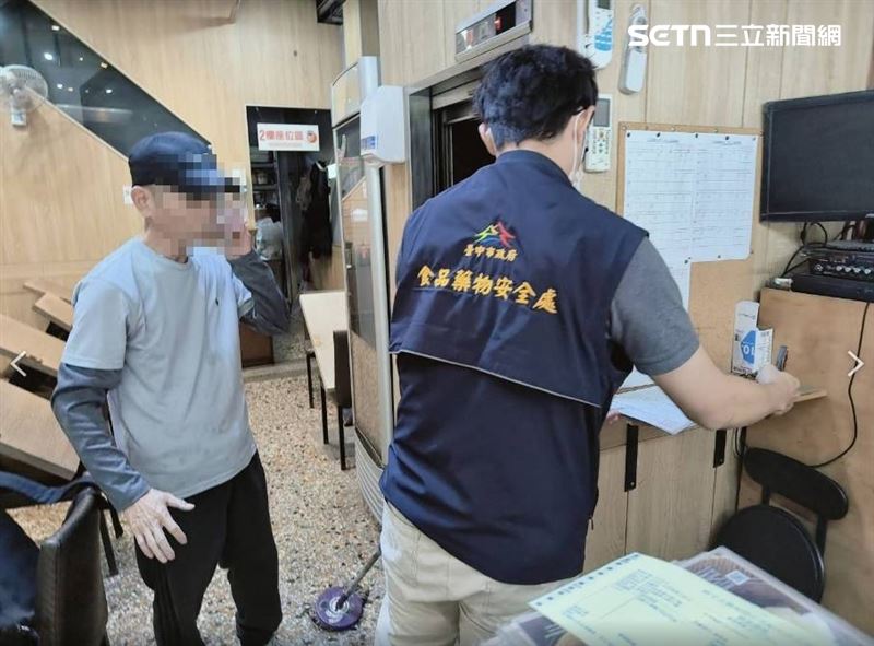 食安處人員稽查後發現店內環境及人員衛生有6項疏失，已要求業者限期改善。（圖／翻攝畫面）