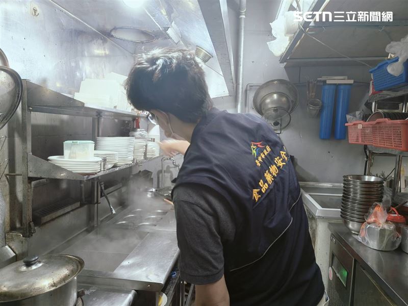 台中五花馬學士店爆發小強危機，食安處派員到場稽查。（圖／翻攝畫面）