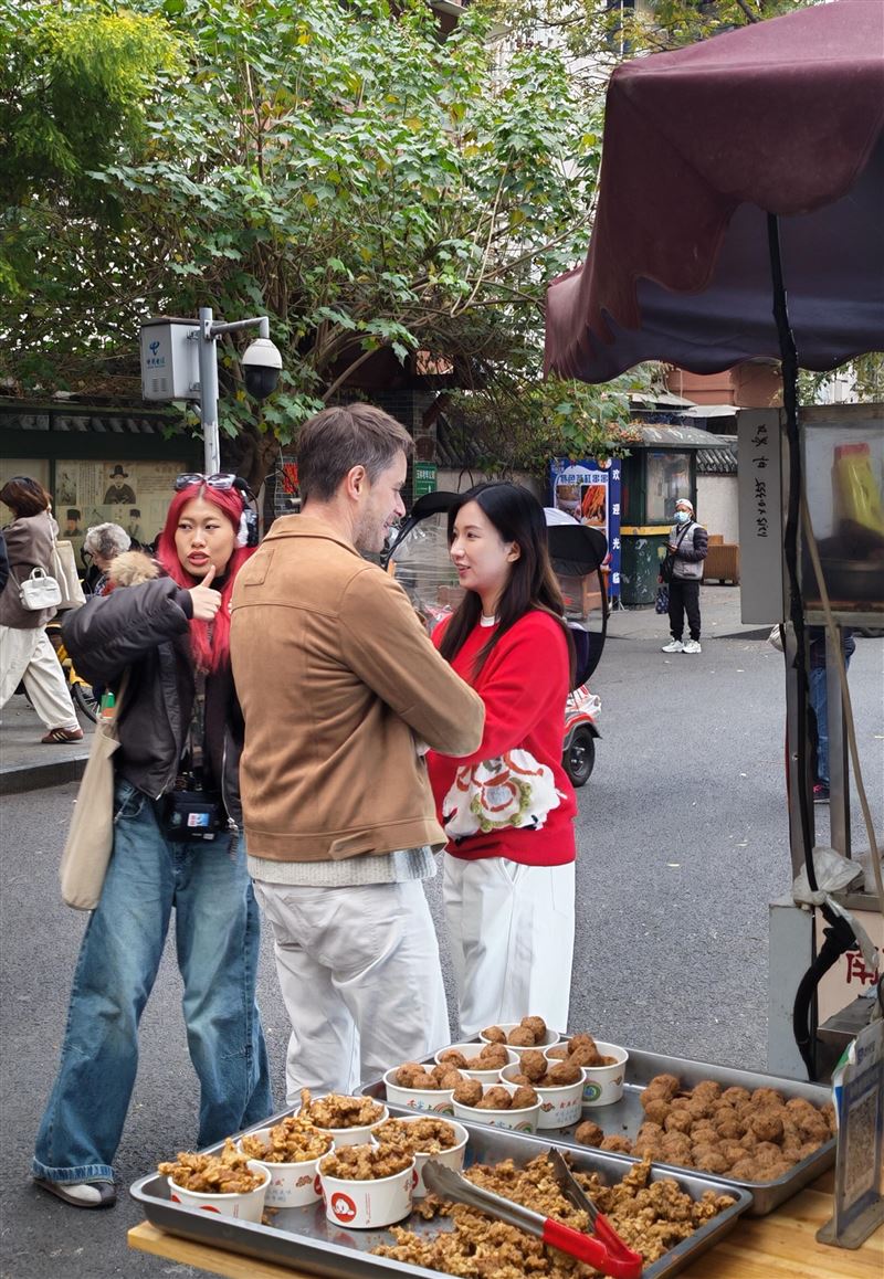 高圓圓錄製節目使用替身,和她正式穿著完全一樣,有網友指出是幫忙測光。(圖/翻攝自微博)