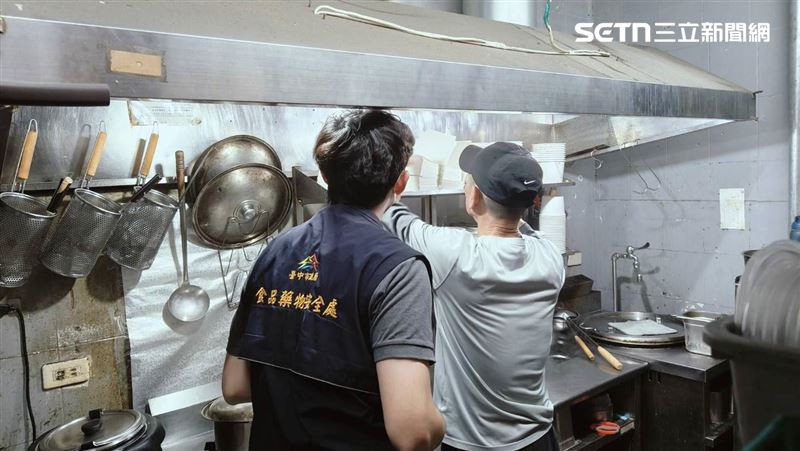 五花馬吃到蟑螂！牛肉捲餅驚見油亮小強