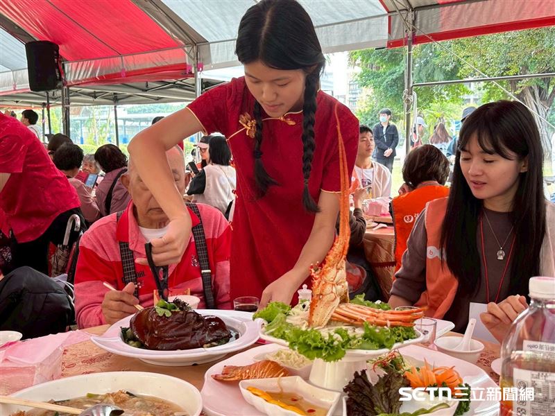 負責外場的學生不僅專業地上菜,還會詳細地向阿公、阿嬤們介紹菜色,展現出高度的服務熱忱與餐飲知識,讓長輩們彷彿真的就像在高級餐廳裡享受一場尊榮的盛宴,備受禮遇。(圖/翻攝畫面)