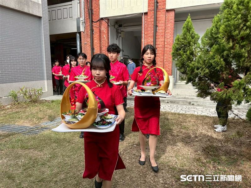一名退休教授深受感動,特地捐款給餐飲科,興大附農利用這筆善款添購旗袍與中山裝,讓負責外場的學生們穿上。學生們以專業、優雅的姿態,啟動了媲美高級餐廳的「上菜秀」,在溫馨的樂團表演中服務長輩,將愛心與專業完美結合。(圖/翻攝畫面)