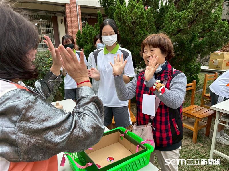 除了讓阿公、阿嬤們「吃桌」,職能科、幼保科的27位學生也協助擺攤活動,讓長輩們吃飯之餘也能逛小攤、玩遊戲,同樂一番,感受到濃濃的過節歡樂氛圍。(圖/翻攝畫面)