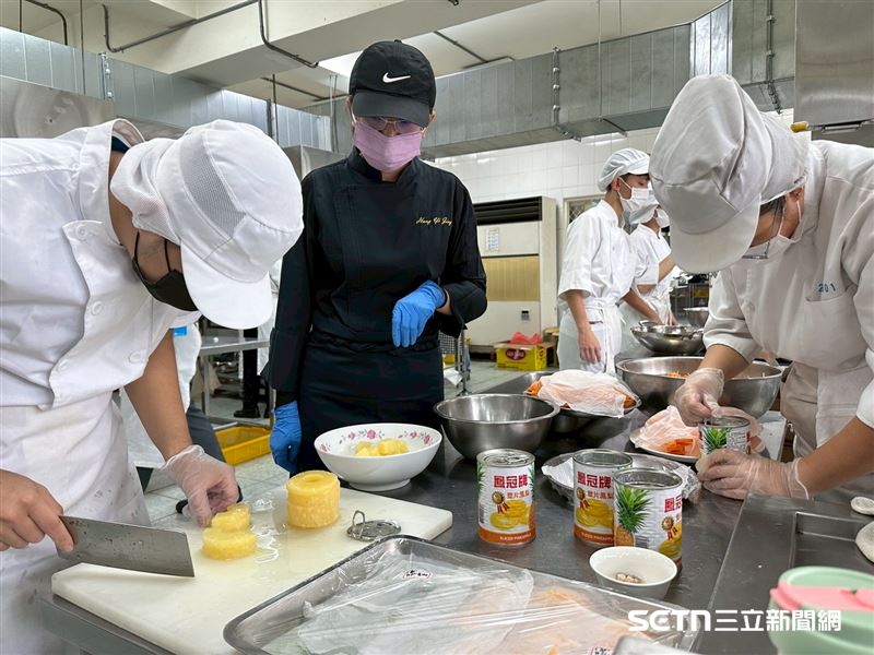 透過實戰,學生們不僅提升了專業技能,更將愛心與社會責任感薪火相傳。許多學生分享參加圍爐宴義煮後的心得,一致認為這場活動是學期中最寶貴的一課,讓他們體會到餐飲的價值遠超乎技術層面,更在於透過食物傳遞關懷與幸福。(圖/翻攝畫面)