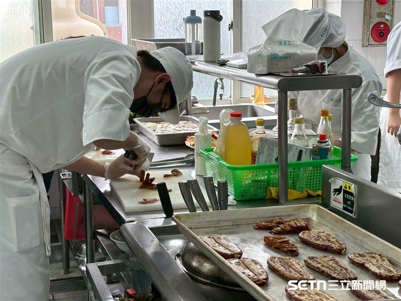 興大附農餐飲科的學生們,上週六(12/13)早早起床到校,在學校廚房裡,迅速展開專業分工,內場學生有條不紊地洗菜、備料與烹煮,為長輩準備了25桌、10道「台灣菜」佳餚。(圖/翻攝畫面)