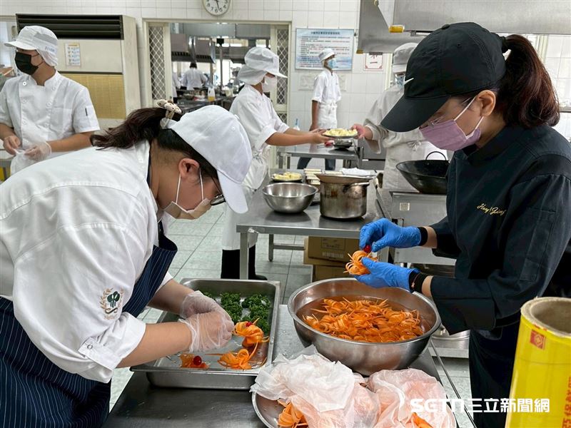 一名連續三年都參加義煮的學生王湘妍分享道,這份經驗讓她深刻地體會到「餐飲的真正價值」。她說:「以前學烹飪,大多專注在技術和美味。但連續三年參加圍爐宴,看到爺爺奶奶們圍著圓桌,因為吃到我們親手煮的飯菜而開心,我才意識到,餐飲的價值不只在於食物本身,更在於它能連結人與人之間的情感、帶給別人溫暖與幸福感。 這份成就感,是任何考試成績都無法取代的。」(圖/翻攝畫面)