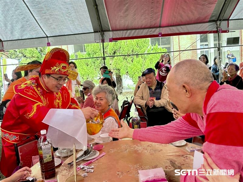 興大附農校長也特地扮成財神爺,穿梭在各桌之間發送糖果,為長輩們獻上最喜慶、最熱鬧的新年祝福。整個熱鬧又歡樂的氣氛,搭配學生們精彩的表演,讓阿公、阿嬤們全都笑得合不攏嘴。(圖/翻攝畫面)