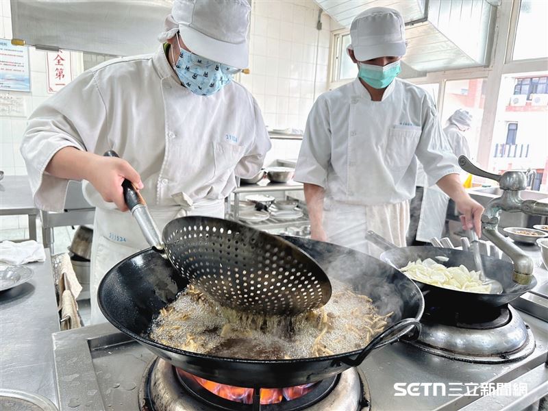 雖然只是高中生,但從他們專注的神情中,不難看出對專業的認真投入,以及希望為長輩送上溫暖的一份真心。(圖/翻攝畫面)