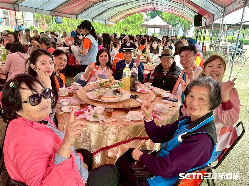 一場圍爐宴,裡面卻充滿意義和傳承的力量!這不僅是一頓由學生們親手烹飪的豐盛午餐,更是透過餐飲專業,傳遞愛心、關懷與孝道的寶貴機會。從半年的籌備,到當日清晨的備料,再到外場媲美高級餐廳的尊榮服務,學生們將所學的技能轉化為對社會的貢獻。正如學生們所體悟到的,餐飲的真正價值,在於它能溫暖人心、連結情感,讓弱勢長輩在歲末感受到濃濃的社會溫情與被重視的感動。(圖/翻攝畫面)