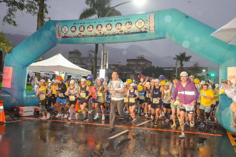 「2025礁溪溫泉馬拉松」12月13日開跑，結束後大會接獲檢舉，10公里健跑組疑有代跑情形，經調查，選手李女與丈夫互換晶片，蕭女則把晶片交給丈夫代跑，分別獲得第2名及第3名，將予以禁賽1年，並追回獎項。（礁溪溫泉馬拉松主辦單位提供）